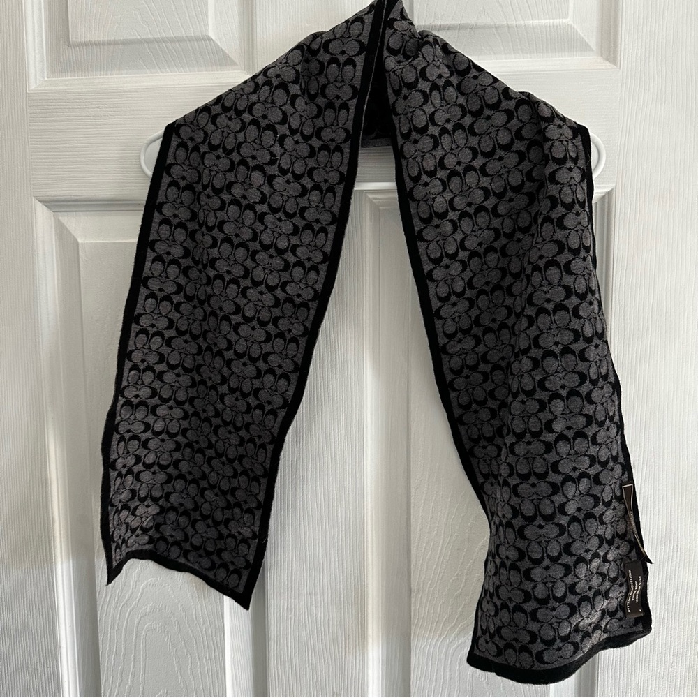 Reversible coach scarf